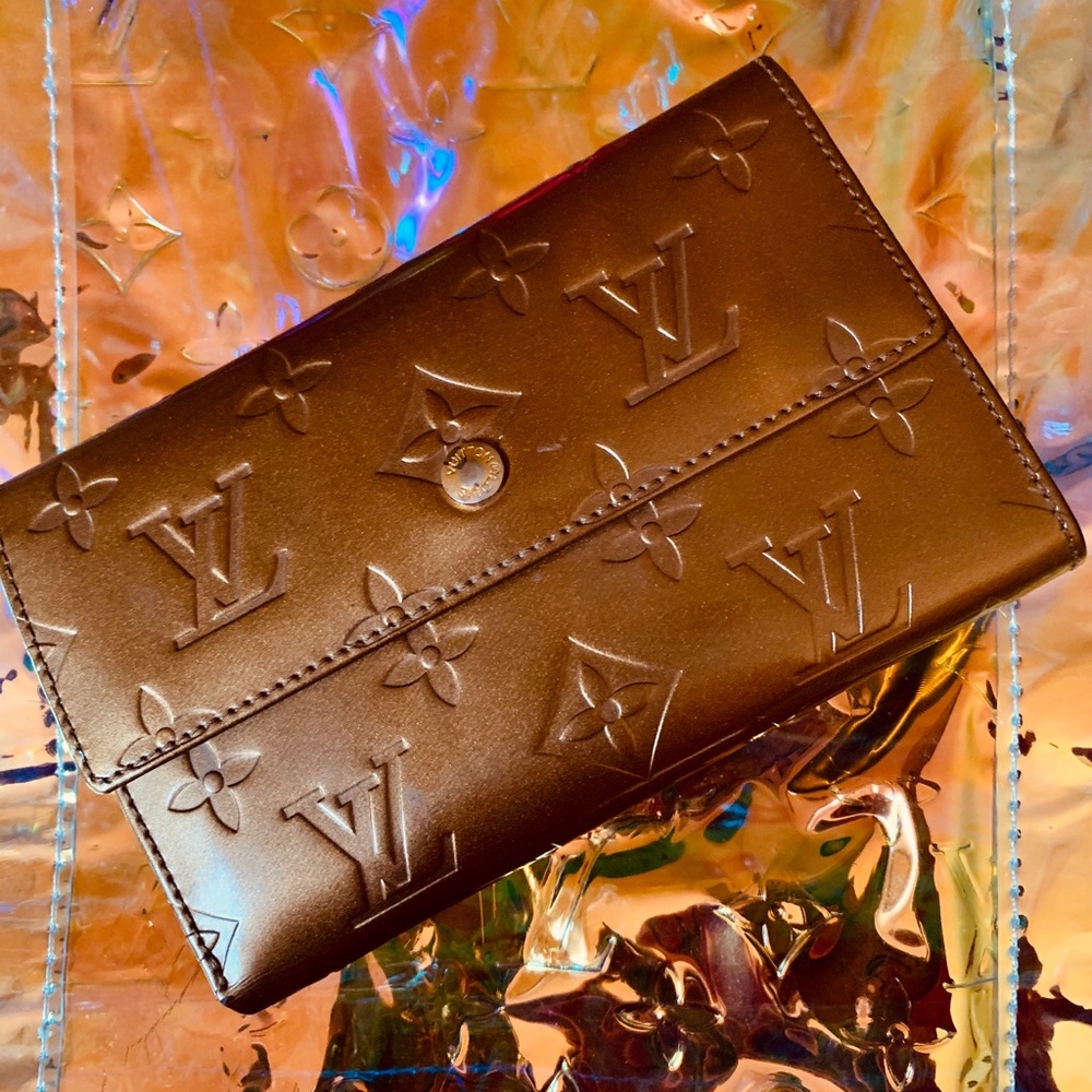 Luis Vuitton Gold wallet
